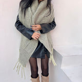 foulard femme, foulard élégant, foulard chic, foulard classique, foulard moderne, foulard tendance, foulard intemporel, foulard luxe, foulard premium, foulard soie, foulard satin, foulard mousseline, foulard léger, foulard doux, foulard fluide, foulard imprimé, foulard uni, foulard à motifs, foulard minimaliste, foulard clean look, foulard fashion, foulard stylé, foulard habillé, foulard quotidien, foulard casual, foulard workwear, foulard bureau, foulard soirée, foulard polyvalent, foulard carré, foulard l