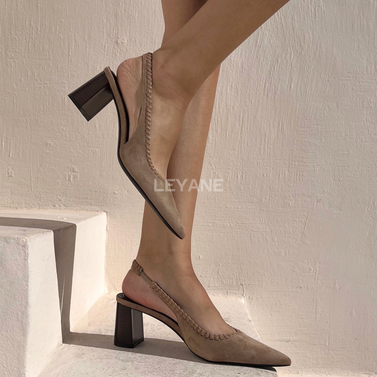 escarpins femme, escarpins à talons, escarpins talon haut, escarpins talon moyen, escarpins talon confortable, escarpins talon fin, escarpins talon carré, escarpins élégants, escarpins chic, escarpins classiques, escarpins modernes, escarpins tendance, escarpins intemporels, escarpins soirée, escarpins habillés, escarpins bureau, escarpins workwear, escarpins minimalistes, escarpins bout pointu, escarpins bout fermé, escarpins bride arrière, slingback femme, escarpins vernis, escarpins en daim, escarpins en