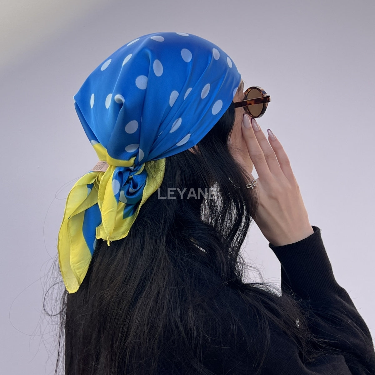 #Foulard #ModeFemme #StyleÉlégant #AccessoireChic #LookModerne #Tendance2026 #HairStyle #PolkaDots #FashionInspiration #ChicEtSimple