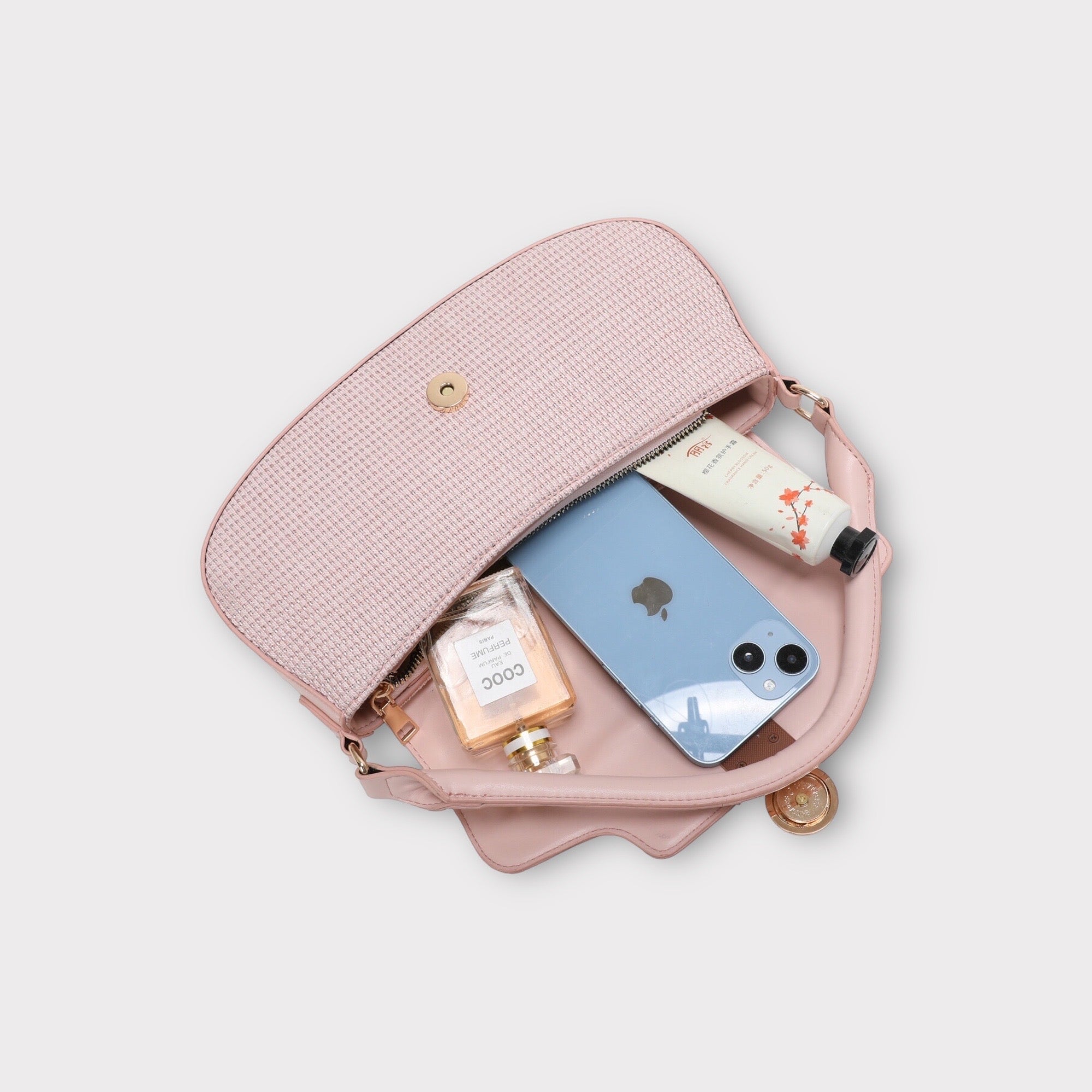 Sac crossbody couleur rose fournie avec sa bandoulière