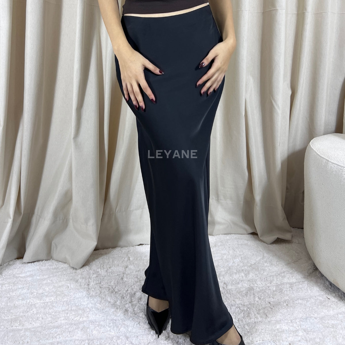 jupe femme, jupe soirée, jupe à sequins, jupe événement, jupe habillée, jupe chic, jupe élégante, jupe tendance, jupe en ligne, jupe noire, jupe marron, jupe satinée, jupe brillante, jupe glamour, jupe courte, jupe midi, jupe longue, jupe taille haute, jupe fendue, jupe moderne, jupe fashion, jupe party, jupe femme maroc, jupe maroc, jupe leyane, jupe leyane maroc, jupe marrakech, jupe casablanca, jupe rabat, jupe fes, jupe tanger, jupe agadir, outfit femme, outfit soirée, outfit chic, outfit for a date,