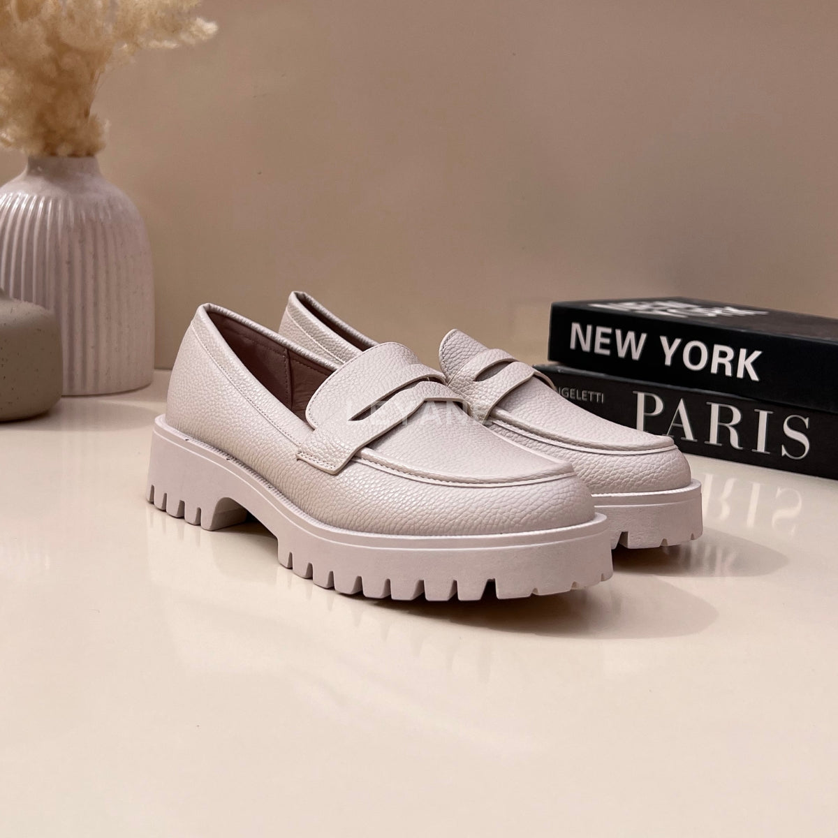 mocassin femme luxe, mocassins maroc, mocassins femme cuir , mocassin lora piana, mocassins casablanca, mocassin pour femme tendance,derbies femme, derbies femme maroc, derbies femme tamaris, derbies femme jonak,ballerine femme , ballerine femme confortable, ballerine tendance, ballerine chanel,
