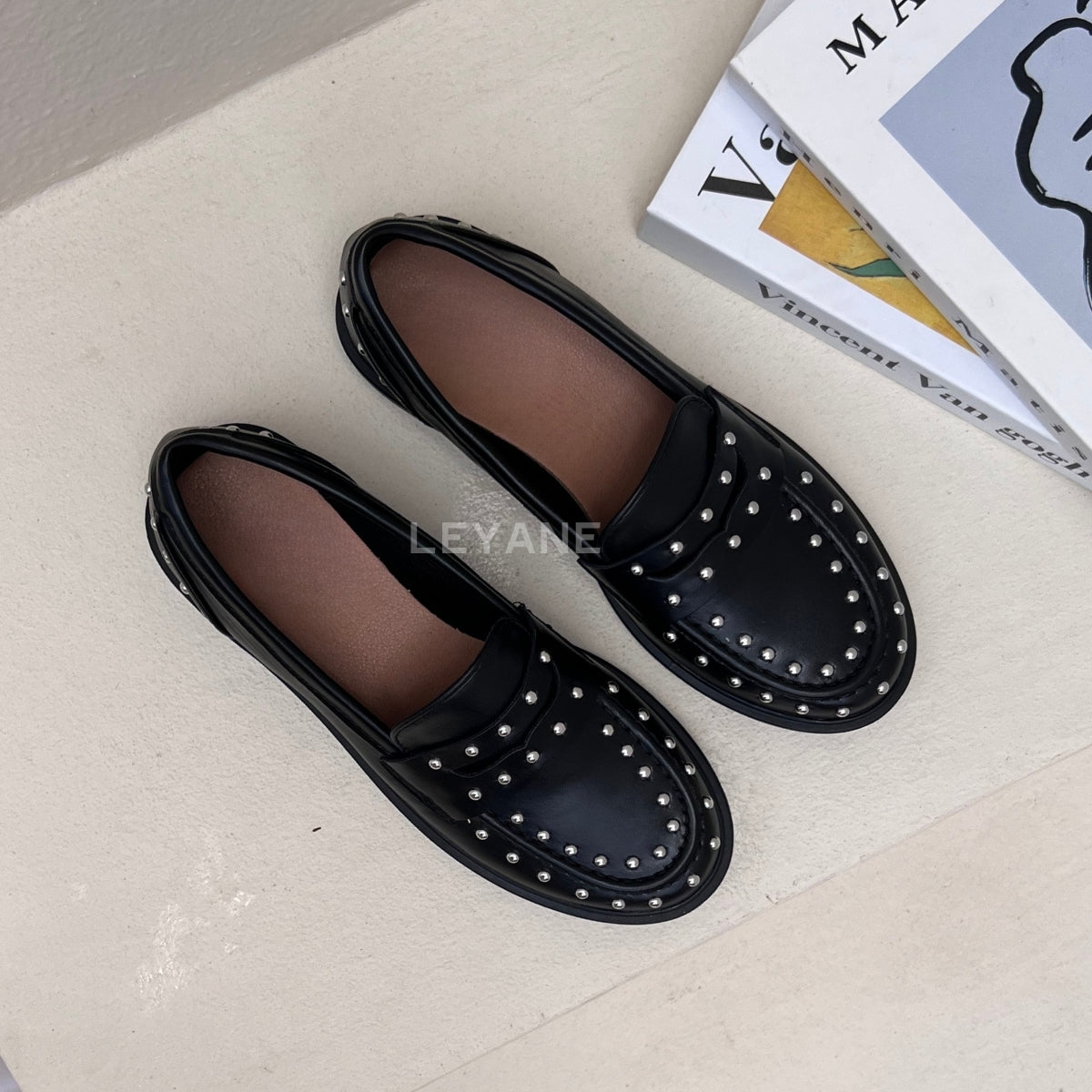 mocassin femme luxe, mocassins maroc, mocassins femme cuir , mocassin lora piana, mocassins casablanca, mocassin pour femme tendance,derbies femme, derbies femme maroc, derbies femme tamaris, derbies femme jonak,ballerine femme , ballerine femme confortable, ballerine tendance, ballerine chanel,
