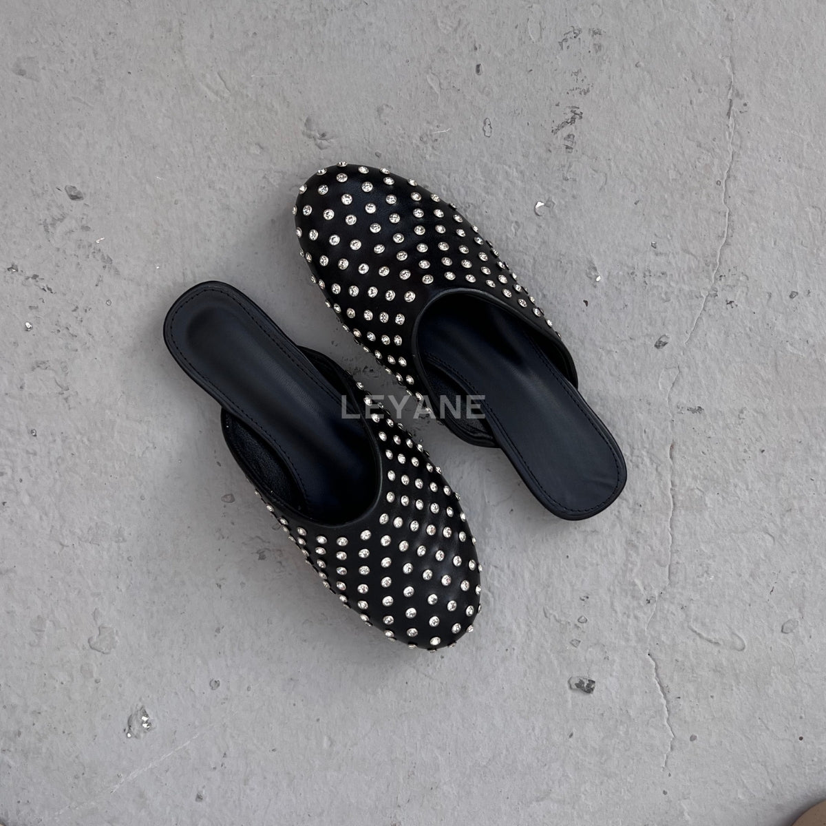 sandale plate, sandale maroc , sandale chunky, chaussures maroc, sandale femme, sandale zara, sandale été, sandals confortables, mules en daim, mules en crochets, mules maroc, mules femmes, mules tendance, sandale et mule, sabots femme
