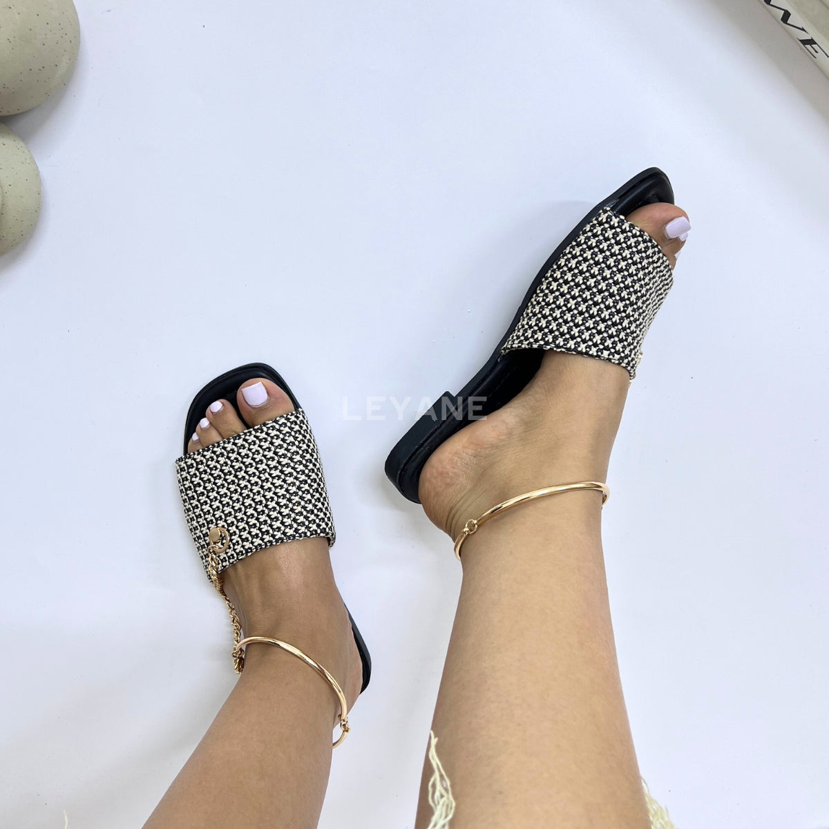 sandale plate, sandale maroc , sandale chunky, chaussures maroc, sandale femme, sandale zara, sandale été, sandals confortables, mules en daim, mules en crochets, mules maroc, mules femmes, mules tendance, sandale et mule, sabots femme
