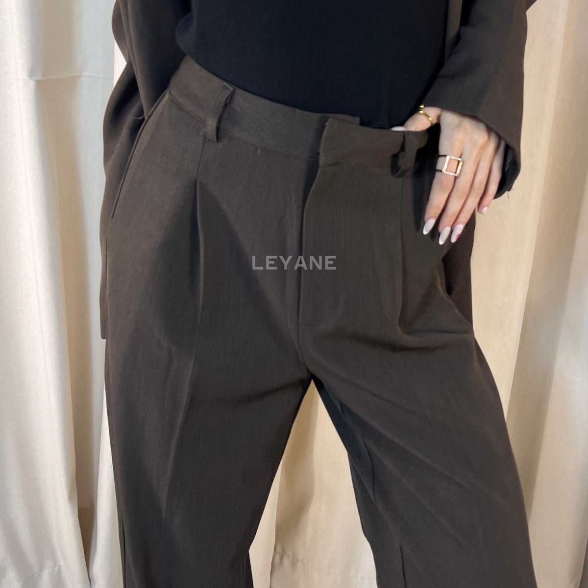  pantalon, pantalon femme, pantalon femme maroc, pantalon leyane, pantalon fluide, pantalon wide fit, pantalon classe femme, pantalon en ligne, pantalon femme en ligne, pantalon taille haute, pantalon wide fit, pantalon costume femme
