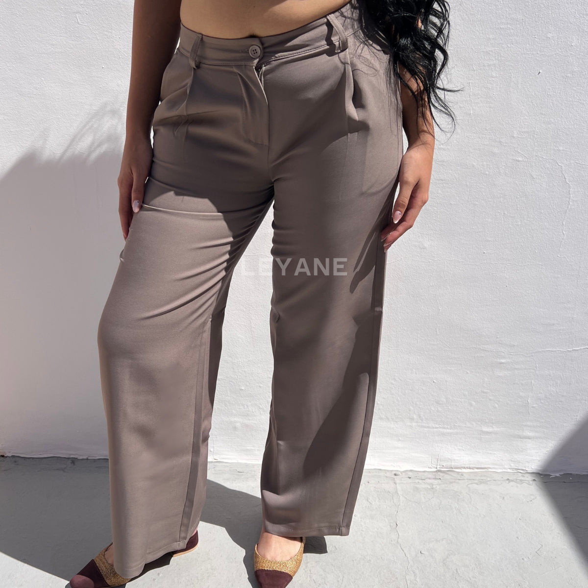 pantalon, pantalon femme, pantalon femme maroc, pantalon leyane, pantalon fluide, pantalon wide fit, pantalon classe femme, pantalon en ligne, pantalon femme en ligne, pantalon taille haute, pantalon wide fit, pantalon costume femme
