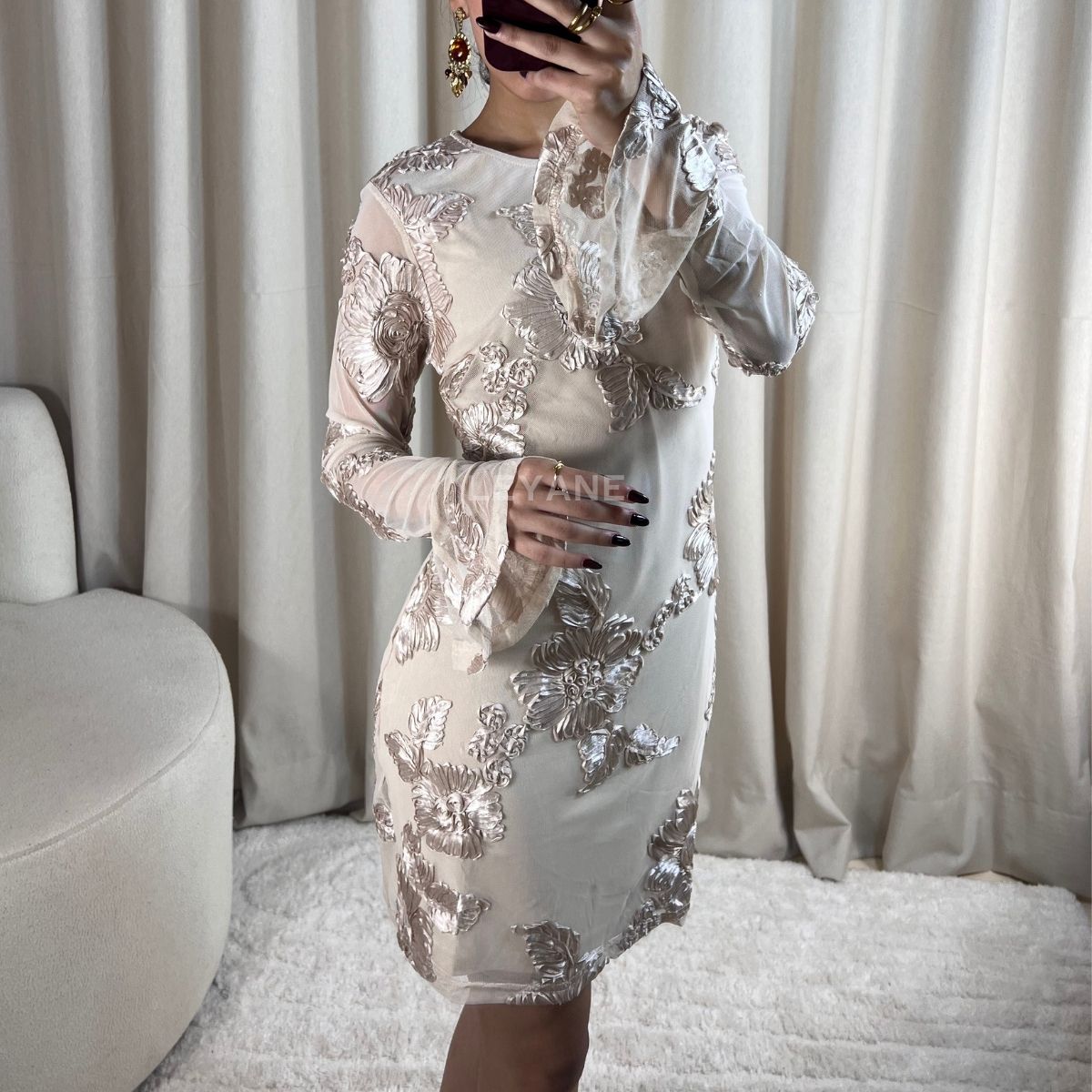 Robe élégante au design raffiné, idéale pour sublimer la silhouette. Sa coupe flatteuse et son tissu agréable offrent un confort optimal tout en apportant une touche sophistiquée. Parfaite pour une soirée, un événement ou une occasion spéciale

