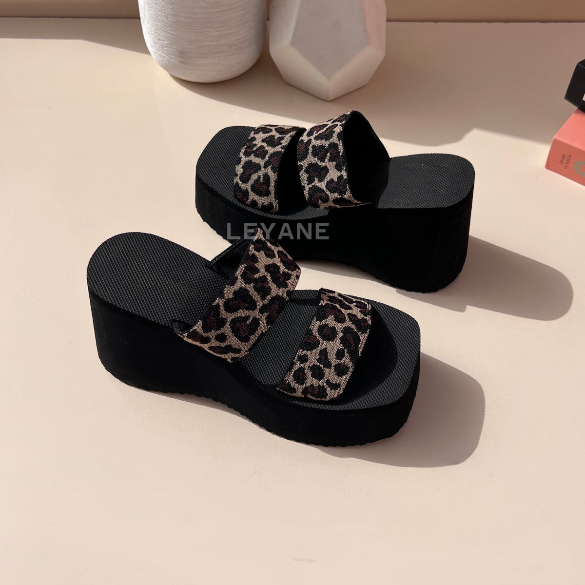 sandale plate, sandale maroc , sandale chunky, chaussures maroc, sandale femme, sandale zara, sandale été, sandals confortables, mules en daim, mules en crochets, mules maroc, mules femmes, mules tendance, sandale et mule, sabots femme