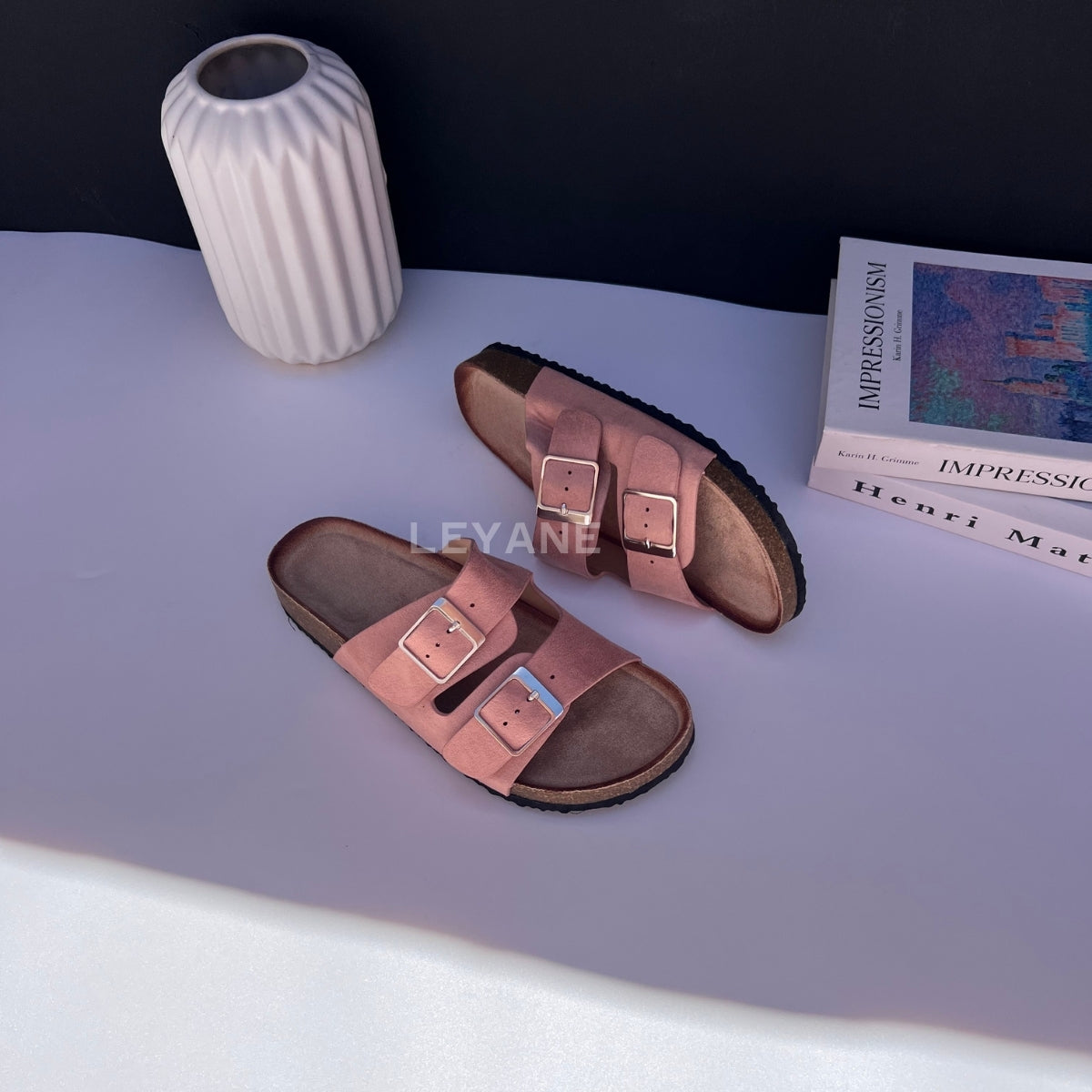 Sandales blanc en cuir style birkenstock. Souples&nbsp;et légères, parfaites pour une journée de confort et de style.