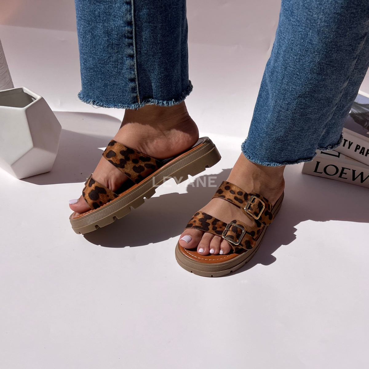 sandale plate, sandale maroc , sandale chunky, chaussures maroc, sandale femme, sandale zara, sandale été, sandals confortables, mules en daim, mules en crochets, mules maroc, mules femmes, mules tendance, sandale et mule, sabots femme
