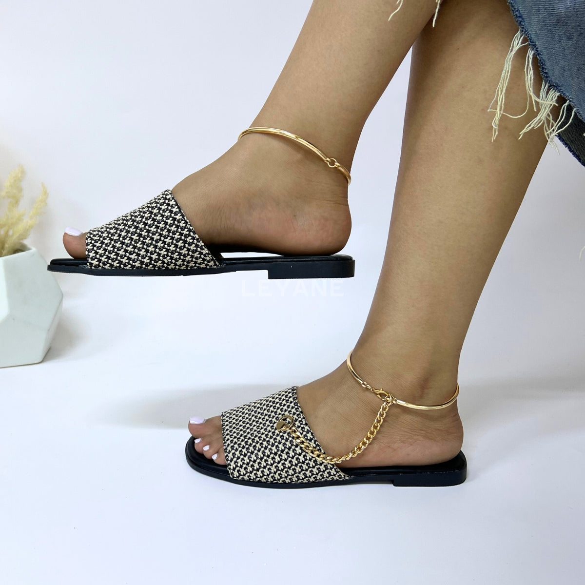 sandale plate, sandale maroc , sandale chunky, chaussures maroc, sandale femme, sandale zara, sandale été, sandals confortables, mules en daim, mules en crochets, mules maroc, mules femmes, mules tendance, sandale et mule, sabots femme
