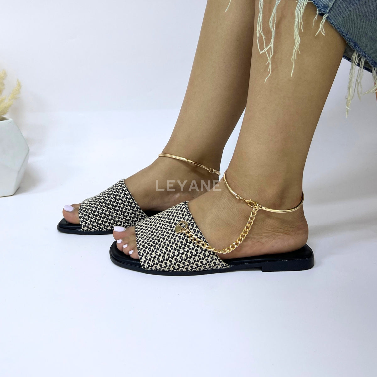 sandale plate, sandale maroc , sandale chunky, chaussures maroc, sandale femme, sandale zara, sandale été, sandals confortables, mules en daim, mules en crochets, mules maroc, mules femmes, mules tendance, sandale et mule, sabots femme
