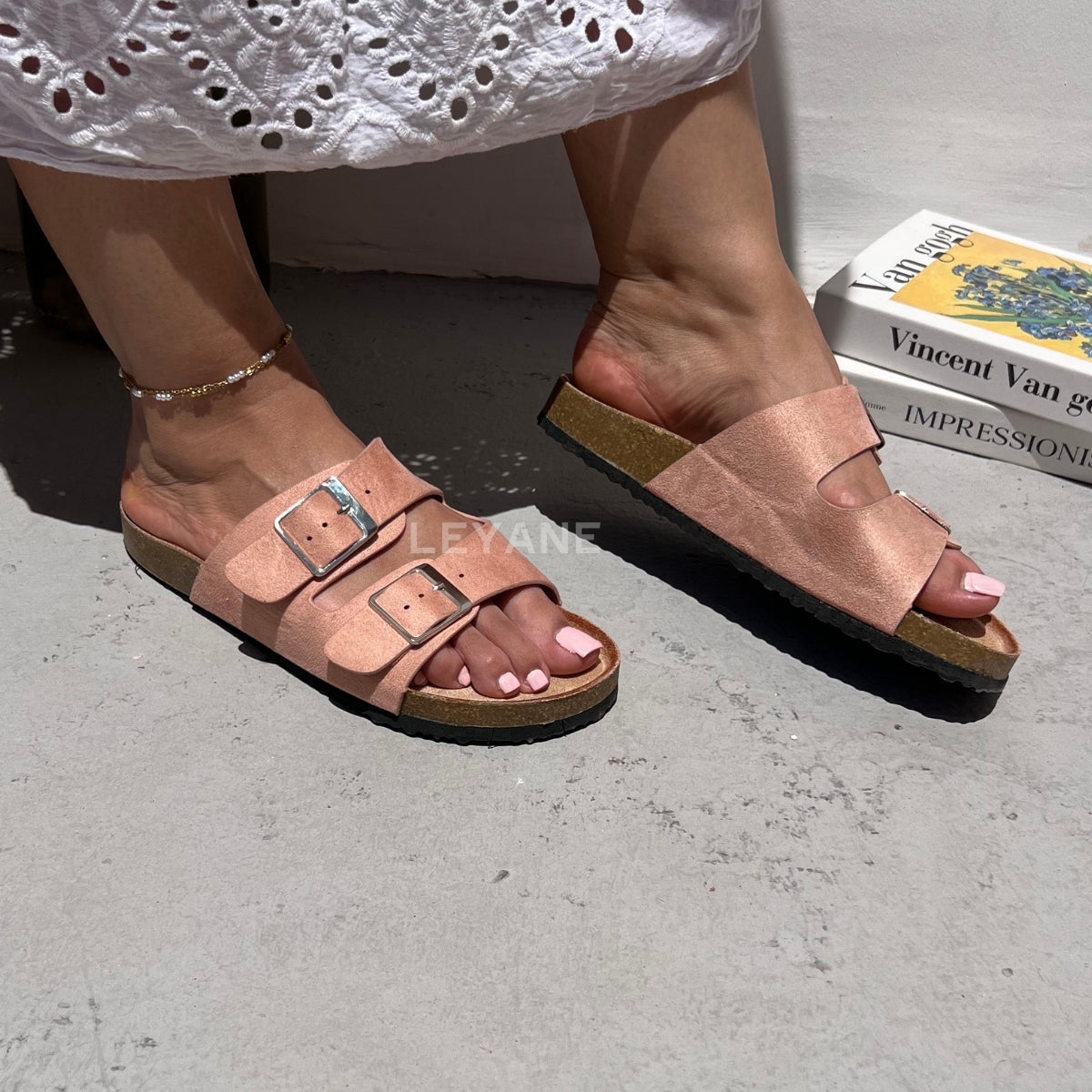 Sandales blanc en cuir style birkenstock. Souples&nbsp;et légères, parfaites pour une journée de confort et de style.