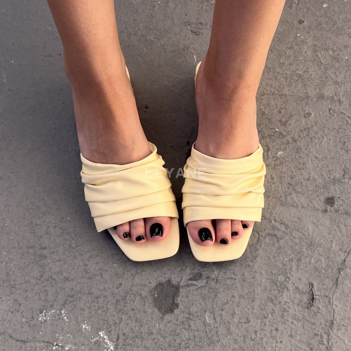 sandale plate, sandale maroc , sandale chunky, chaussures maroc, sandale femme, sandale zara, sandale été, sandals confortables, mules en daim, mules en crochets, mules maroc, mules femmes, mules tendance, sandale et mule, sabots femme

