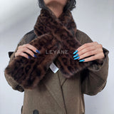 écharpes femme, écharpes élégantes, écharpes chic, écharpes tendance, écharpes modernes, écharpes intemporelles, écharpes classiques, écharpes minimalistes, écharpes raffinées, écharpes douces, écharpes confortables, écharpes chaudes, écharpes légères, écharpes en laine, écharpes en cachemire, écharpes en maille, écharpes en tissu doux, écharpes imprimées, écharpes unies, écharpes à motifs, écharpes léopard, écharpes à carreaux, écharpes fleuries, écharpes colorées, écharpes neutres, écharpes beige, écharpe