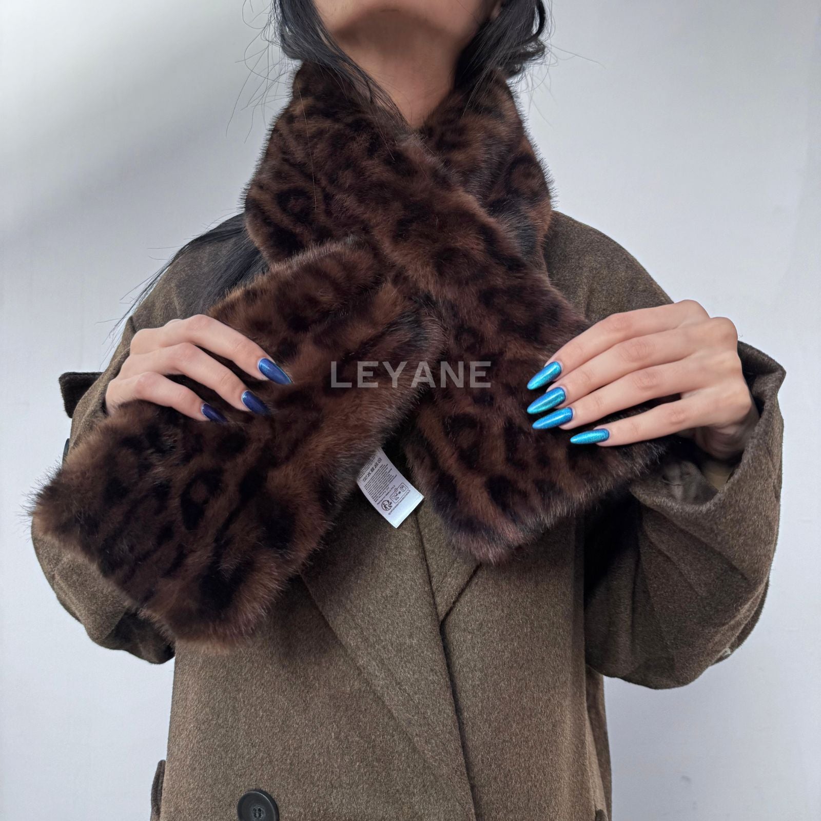 écharpes femme, écharpes élégantes, écharpes chic, écharpes tendance, écharpes modernes, écharpes intemporelles, écharpes classiques, écharpes minimalistes, écharpes raffinées, écharpes douces, écharpes confortables, écharpes chaudes, écharpes légères, écharpes en laine, écharpes en cachemire, écharpes en maille, écharpes en tissu doux, écharpes imprimées, écharpes unies, écharpes à motifs, écharpes léopard, écharpes à carreaux, écharpes fleuries, écharpes colorées, écharpes neutres, écharpes beige, écharpe