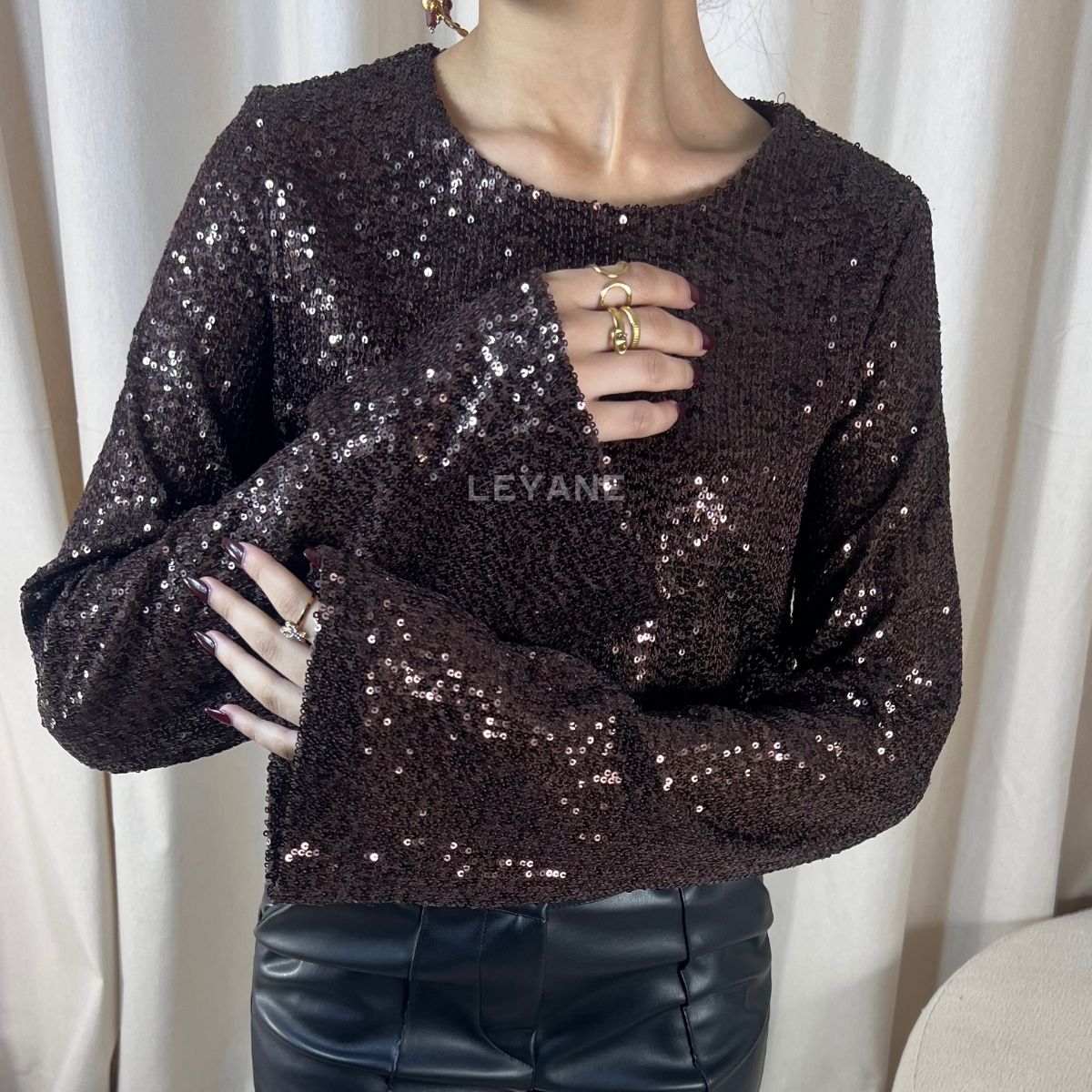 top femme, top soirée, top à sequins, top dos nu, top événement, top habillé, top chic, top élégant, top tendance, top en ligne, top noir, top marron, top brillant, top glamour, top court, top long, top ajusté, top moderne, top fashion, top party, top femme maroc, top maroc, top leyane, top leyane maroc, top marrakech, top casablanca, top rabat, top fes, top tanger, top agadir, outfit femme, outfit soirée, outfit chic, outfit for a date, ootd
