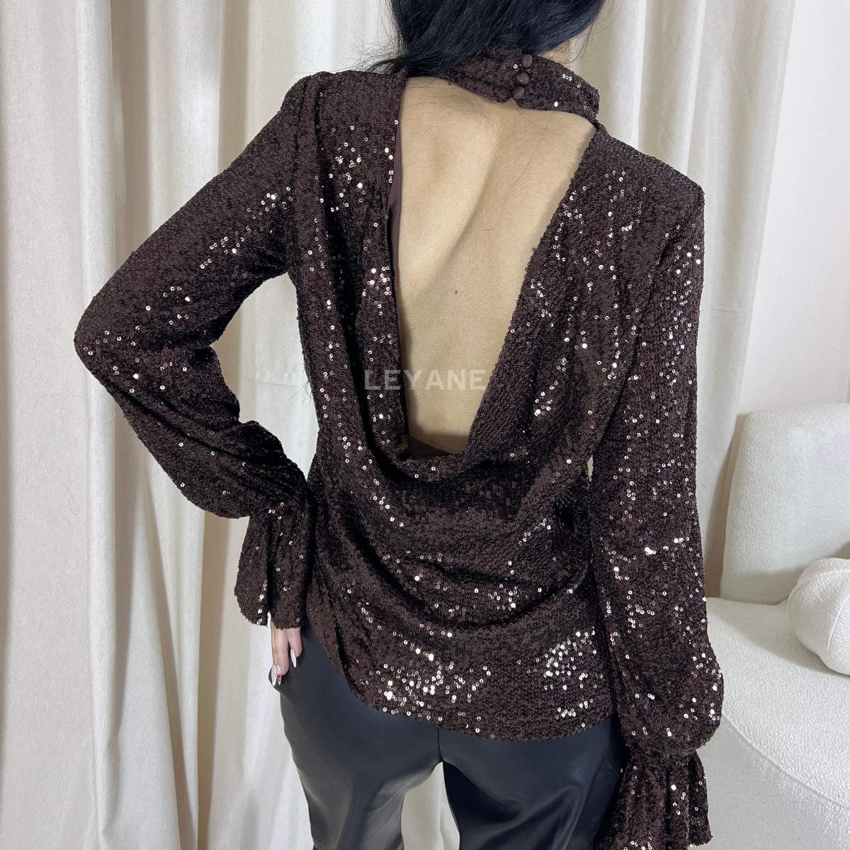 top soirée, top sequin, top dos nu, top évènement, top en ligne, top femme, top chic, top élégant, top tendance, top noir, top marron, top blanc, top brillant, top court, top long, top habillé, top glamour, top party, top fashion, top en ligne maroc, top femme maroc, top leyane, top leyane maroc, top marrakech, top casablanca, top rabat, top fes, top tanger, top agadir, outfit soirée, outfit chic, outfit for a date,