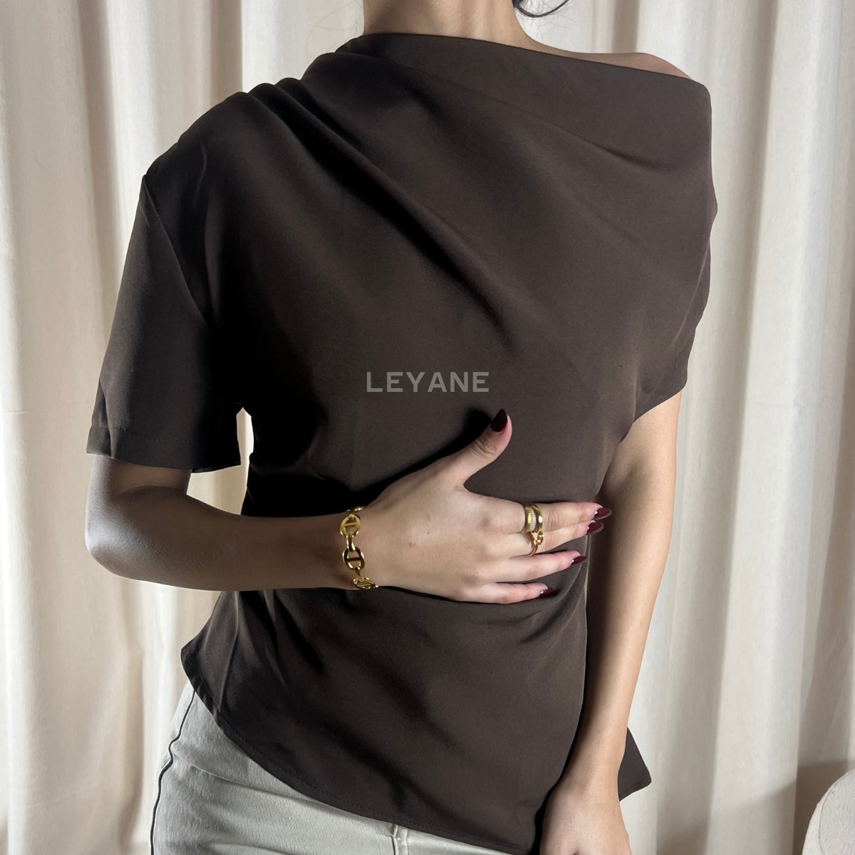 :top femme, top soirée, top à sequins, top dos nu, top événement, top habillé, top chic, top élégant, top tendance, top en ligne, top noir, top marron, top brillant, top glamour, top court, top long, top ajusté, top moderne, top fashion, top party, top femme maroc, top maroc, top leyane, top leyane maroc, top marrakech, top casablanca, top rabat, top fes, top tanger, top agadir, outfit femme, outfit soirée, outfit chic, outfit for a date, ootd
