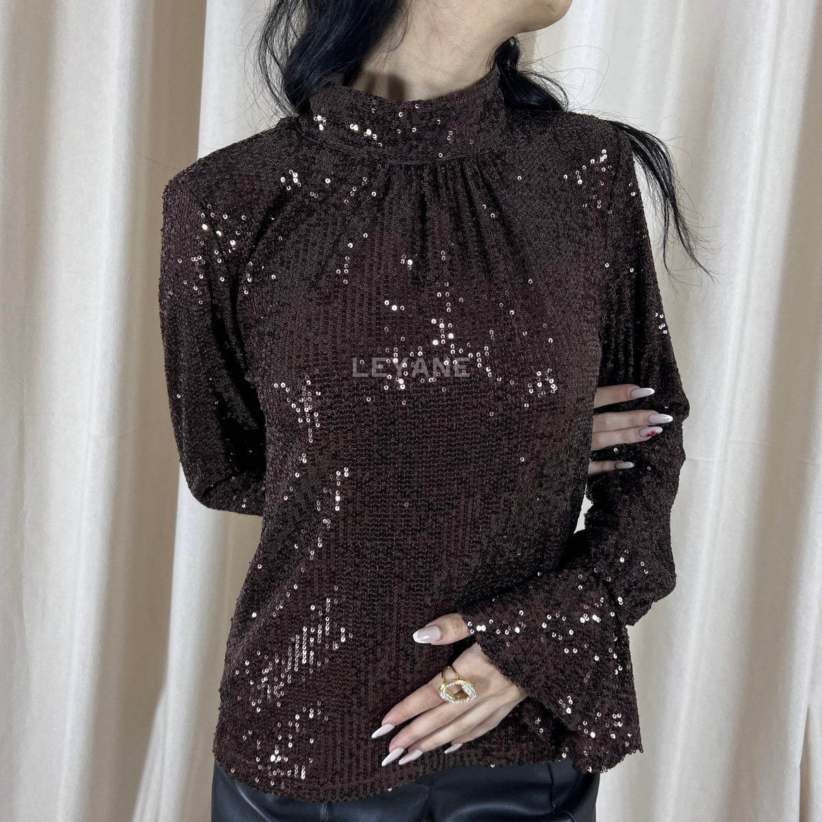 top soirée, top sequin, top dos nu, top évènement, top en ligne, top femme, top chic, top élégant, top tendance, top noir, top marron, top blanc, top brillant, top court, top long, top habillé, top glamour, top party, top fashion, top en ligne maroc, top femme maroc, top leyane, top leyane maroc, top marrakech, top casablanca, top rabat, top fes, top tanger, top agadir, outfit soirée, outfit chic, outfit for a date,