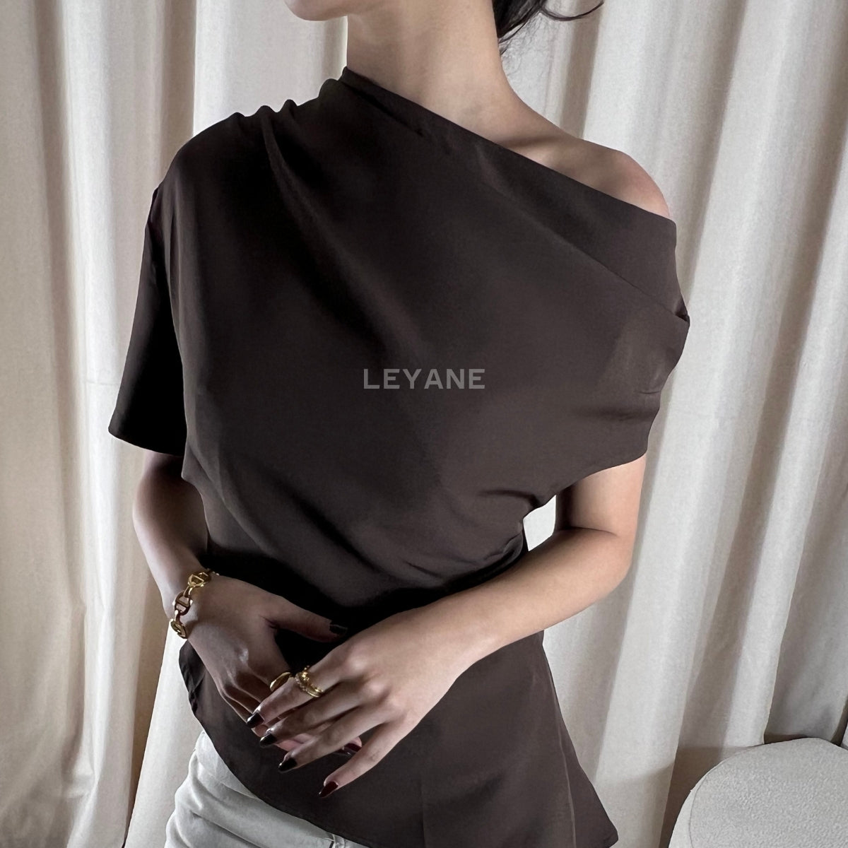 :top femme, top soirée, top à sequins, top dos nu, top événement, top habillé, top chic, top élégant, top tendance, top en ligne, top noir, top marron, top brillant, top glamour, top court, top long, top ajusté, top moderne, top fashion, top party, top femme maroc, top maroc, top leyane, top leyane maroc, top marrakech, top casablanca, top rabat, top fes, top tanger, top agadir, outfit femme, outfit soirée, outfit chic, outfit for a date, ootd
