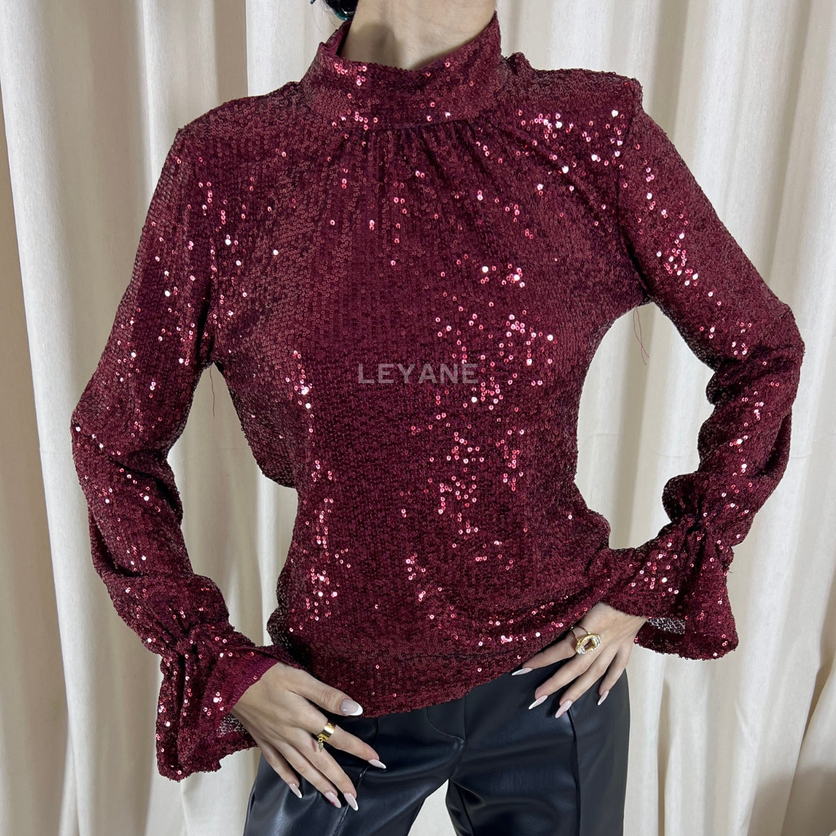 top soirée, top sequin, top dos nu, top évènement, top en ligne, top femme, top chic, top élégant, top tendance, top noir, top marron, top blanc, top brillant, top court, top long, top habillé, top glamour, top party, top fashion, top en ligne maroc, top femme maroc, top leyane, top leyane maroc, top marrakech, top casablanca, top rabat, top fes, top tanger, top agadir, outfit soirée, outfit chic, outfit for a date,