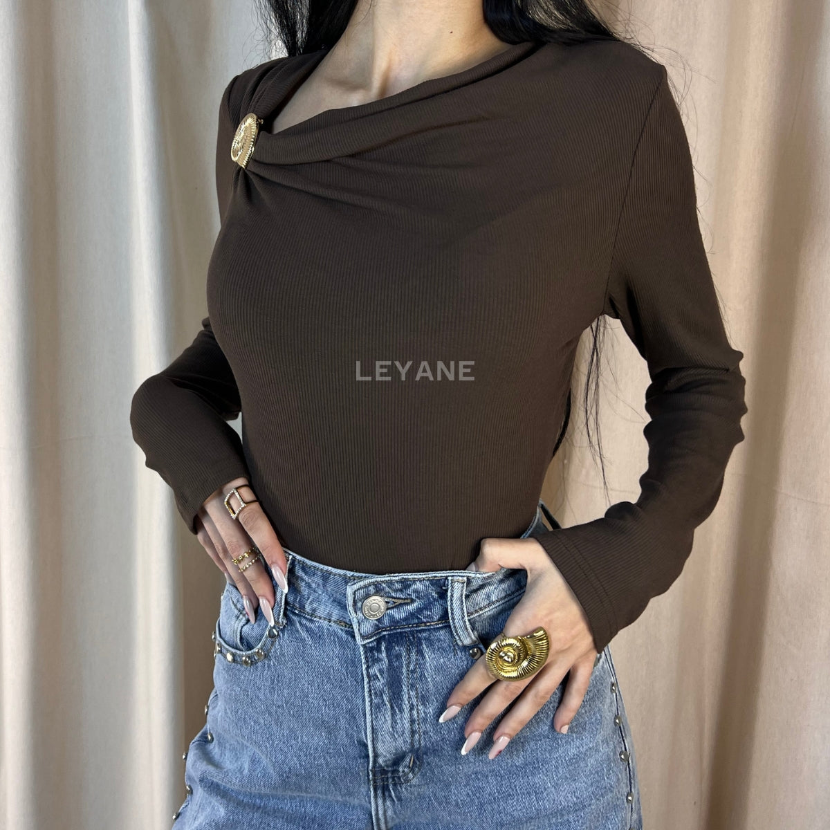 top femme, top soirée, top à sequins, top dos nu, top événement, top habillé, top chic, top élégant, top tendance, top en ligne, top noir, top marron, top brillant, top glamour, top court, top long, top ajusté, top moderne, top fashion, top party, top femme maroc, top maroc, top leyane, top leyane maroc, top marrakech, top casablanca, top rabat, top fes, top tanger, top agadir, outfit femme, outfit soirée, outfit chic, outfit for a date, ootd
