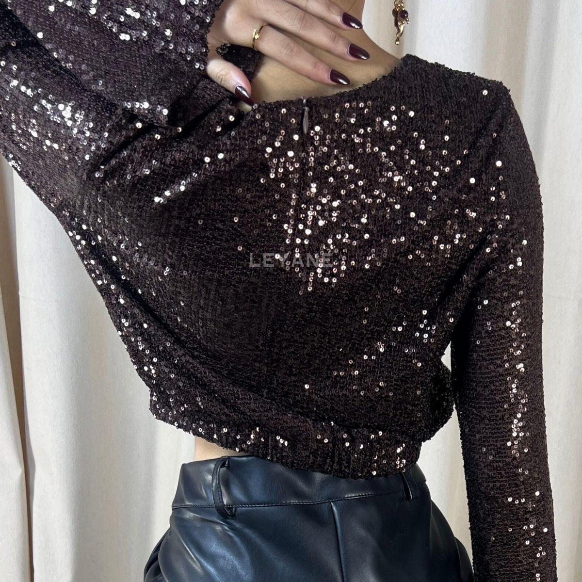 top femme, top soirée, top à sequins, top dos nu, top événement, top habillé, top chic, top élégant, top tendance, top en ligne, top noir, top marron, top brillant, top glamour, top court, top long, top ajusté, top moderne, top fashion, top party, top femme maroc, top maroc, top leyane, top leyane maroc, top marrakech, top casablanca, top rabat, top fes, top tanger, top agadir, outfit femme, outfit soirée, outfit chic, outfit for a date, ootd
