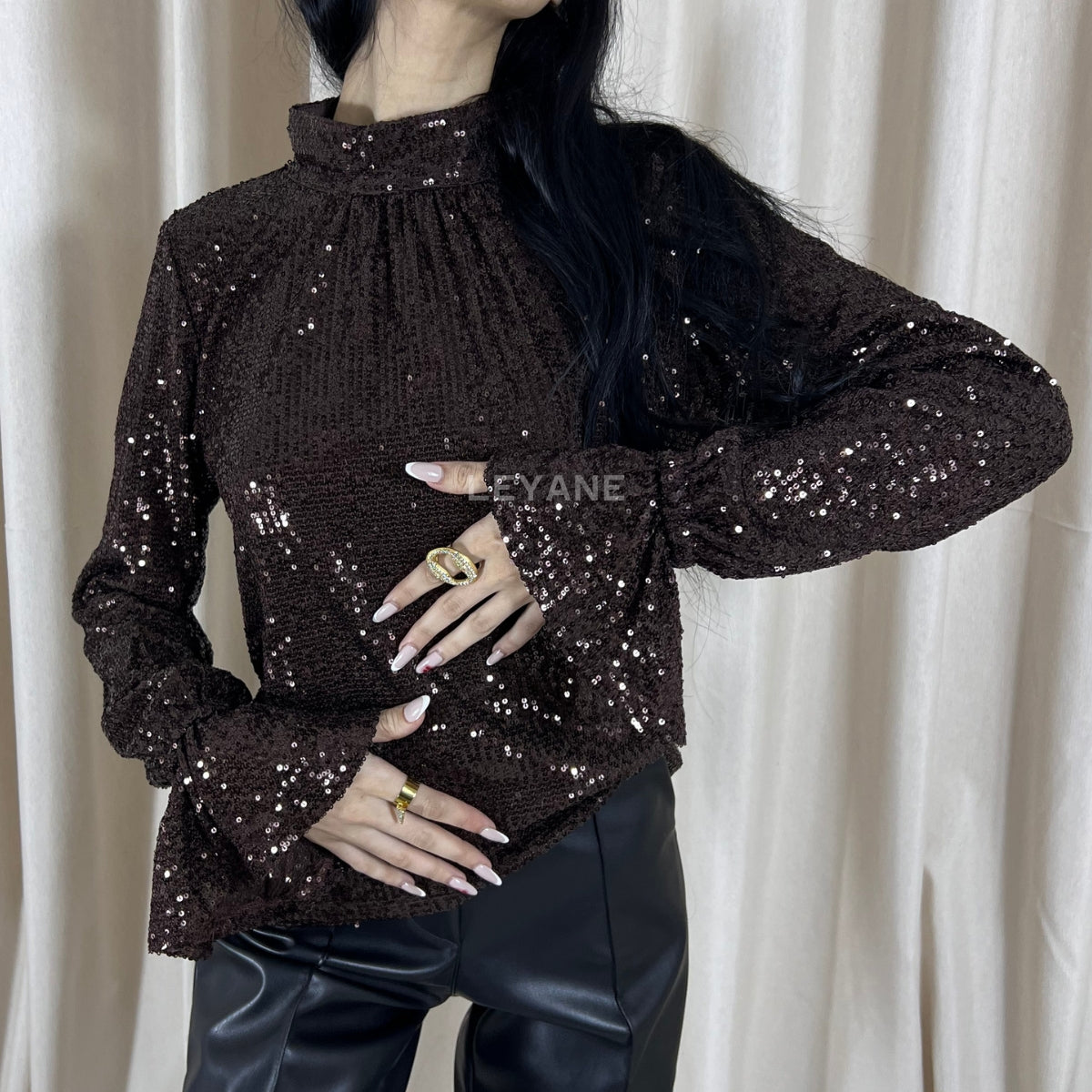 top soirée, top sequin, top dos nu, top évènement, top en ligne, top femme, top chic, top élégant, top tendance, top noir, top marron, top blanc, top brillant, top court, top long, top habillé, top glamour, top party, top fashion, top en ligne maroc, top femme maroc, top leyane, top leyane maroc, top marrakech, top casablanca, top rabat, top fes, top tanger, top agadir, outfit soirée, outfit chic, outfit for a date,