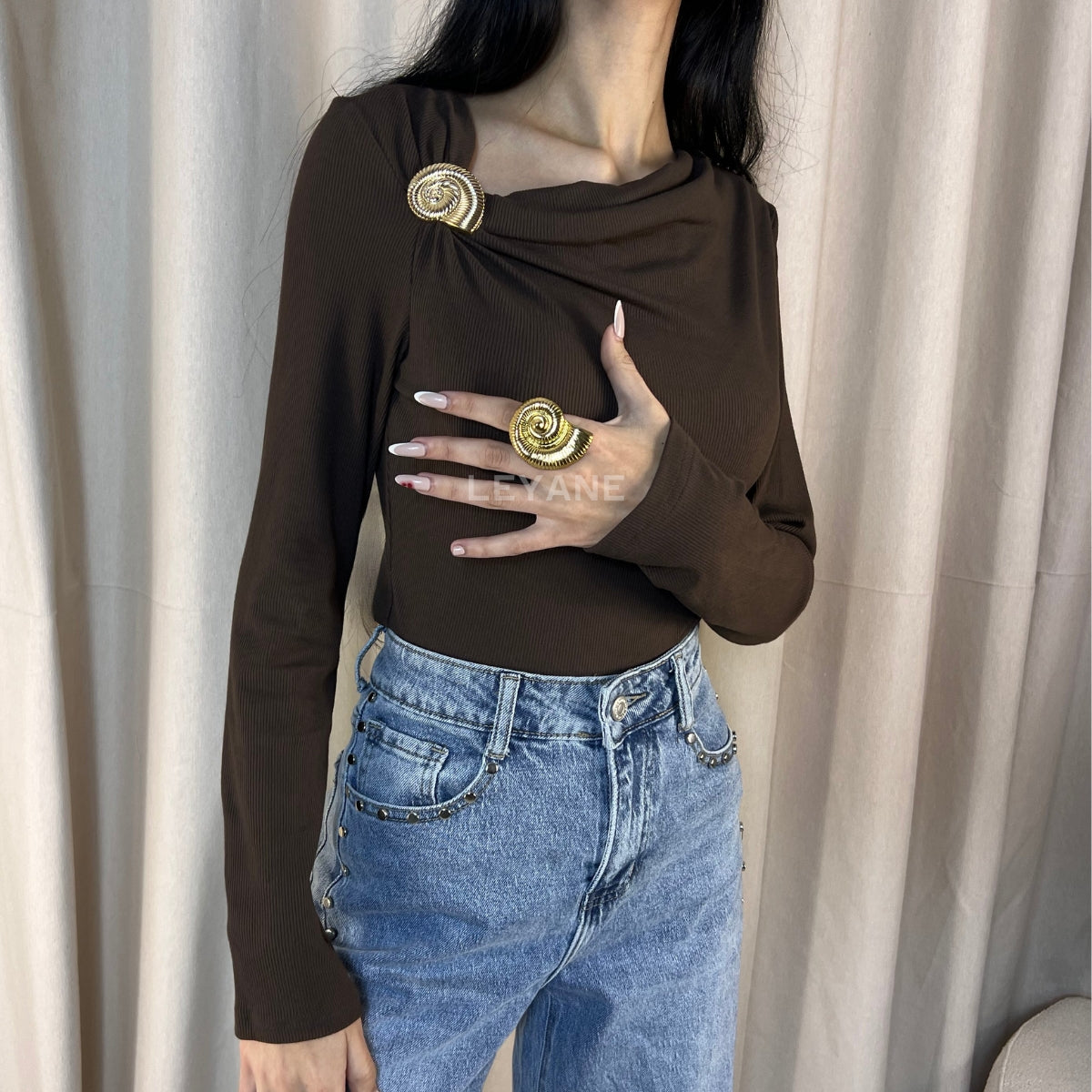 top femme, top soirée, top à sequins, top dos nu, top événement, top habillé, top chic, top élégant, top tendance, top en ligne, top noir, top marron, top brillant, top glamour, top court, top long, top ajusté, top moderne, top fashion, top party, top femme maroc, top maroc, top leyane, top leyane maroc, top marrakech, top casablanca, top rabat, top fes, top tanger, top agadir, outfit femme, outfit soirée, outfit chic, outfit for a date, ootd
