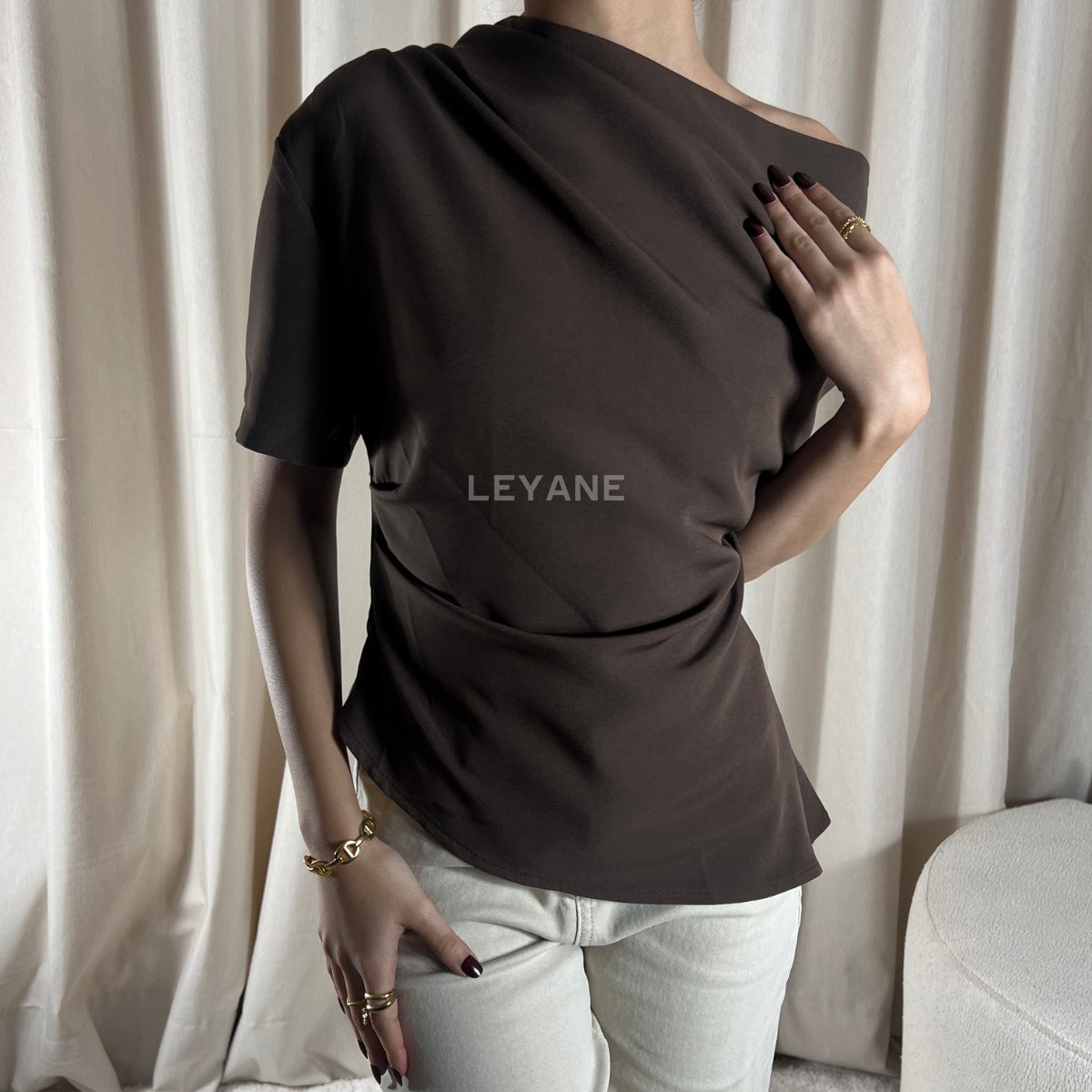 :top femme, top soirée, top à sequins, top dos nu, top événement, top habillé, top chic, top élégant, top tendance, top en ligne, top noir, top marron, top brillant, top glamour, top court, top long, top ajusté, top moderne, top fashion, top party, top femme maroc, top maroc, top leyane, top leyane maroc, top marrakech, top casablanca, top rabat, top fes, top tanger, top agadir, outfit femme, outfit soirée, outfit chic, outfit for a date, ootd
