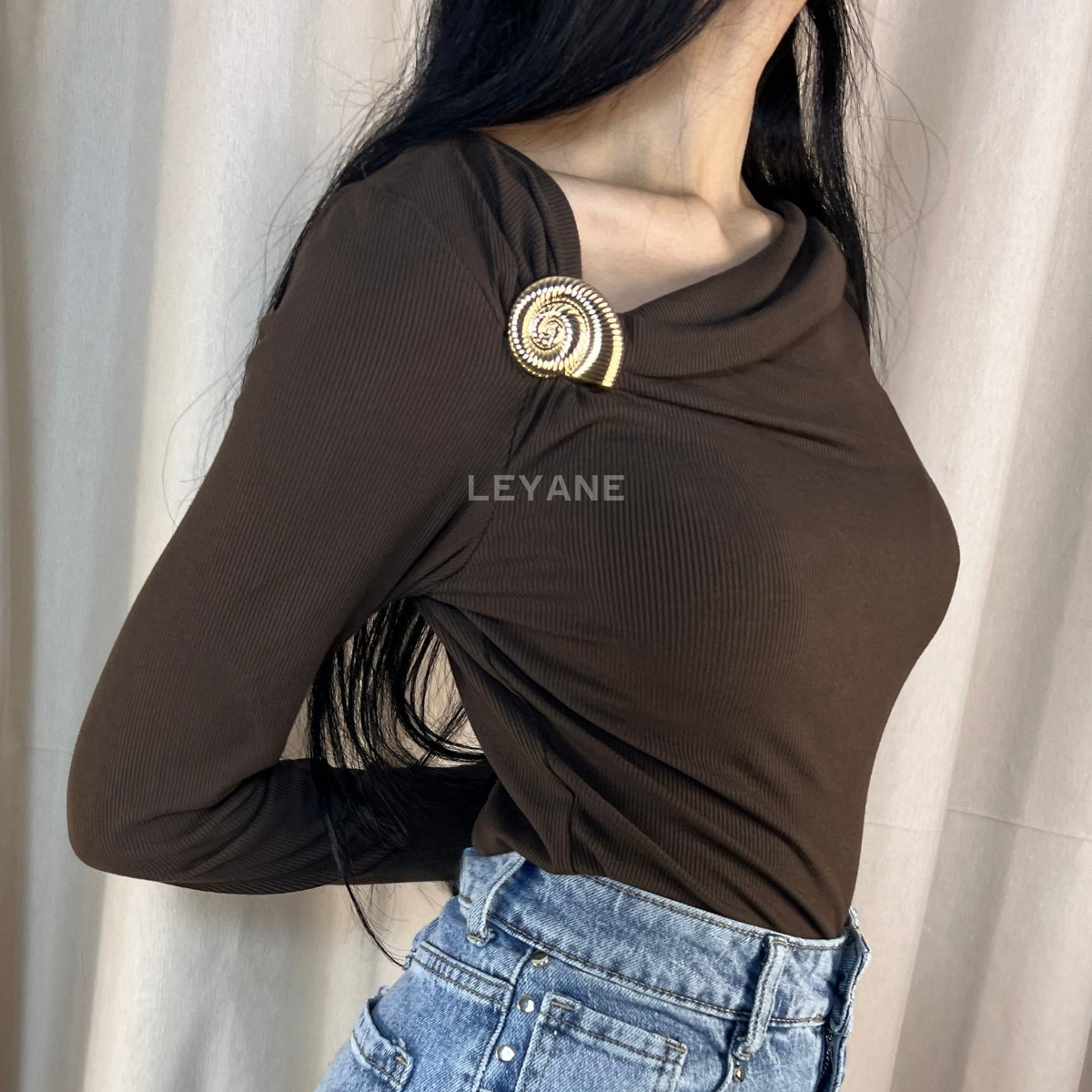 top femme, top soirée, top à sequins, top dos nu, top événement, top habillé, top chic, top élégant, top tendance, top en ligne, top noir, top marron, top brillant, top glamour, top court, top long, top ajusté, top moderne, top fashion, top party, top femme maroc, top maroc, top leyane, top leyane maroc, top marrakech, top casablanca, top rabat, top fes, top tanger, top agadir, outfit femme, outfit soirée, outfit chic, outfit for a date, ootd
