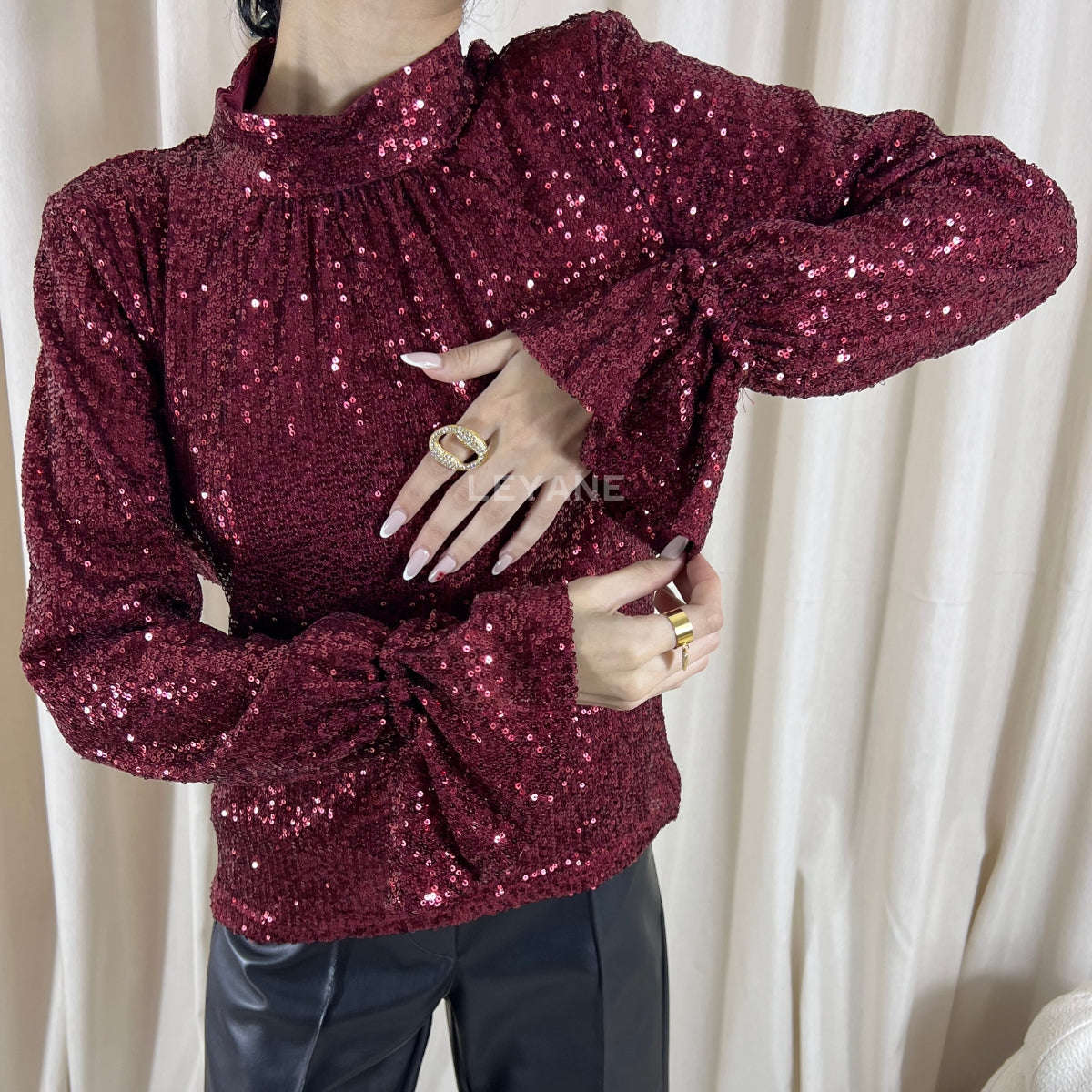 top soirée, top sequin, top dos nu, top évènement, top en ligne, top femme, top chic, top élégant, top tendance, top noir, top marron, top blanc, top brillant, top court, top long, top habillé, top glamour, top party, top fashion, top en ligne maroc, top femme maroc, top leyane, top leyane maroc, top marrakech, top casablanca, top rabat, top fes, top tanger, top agadir, outfit soirée, outfit chic, outfit for a date,