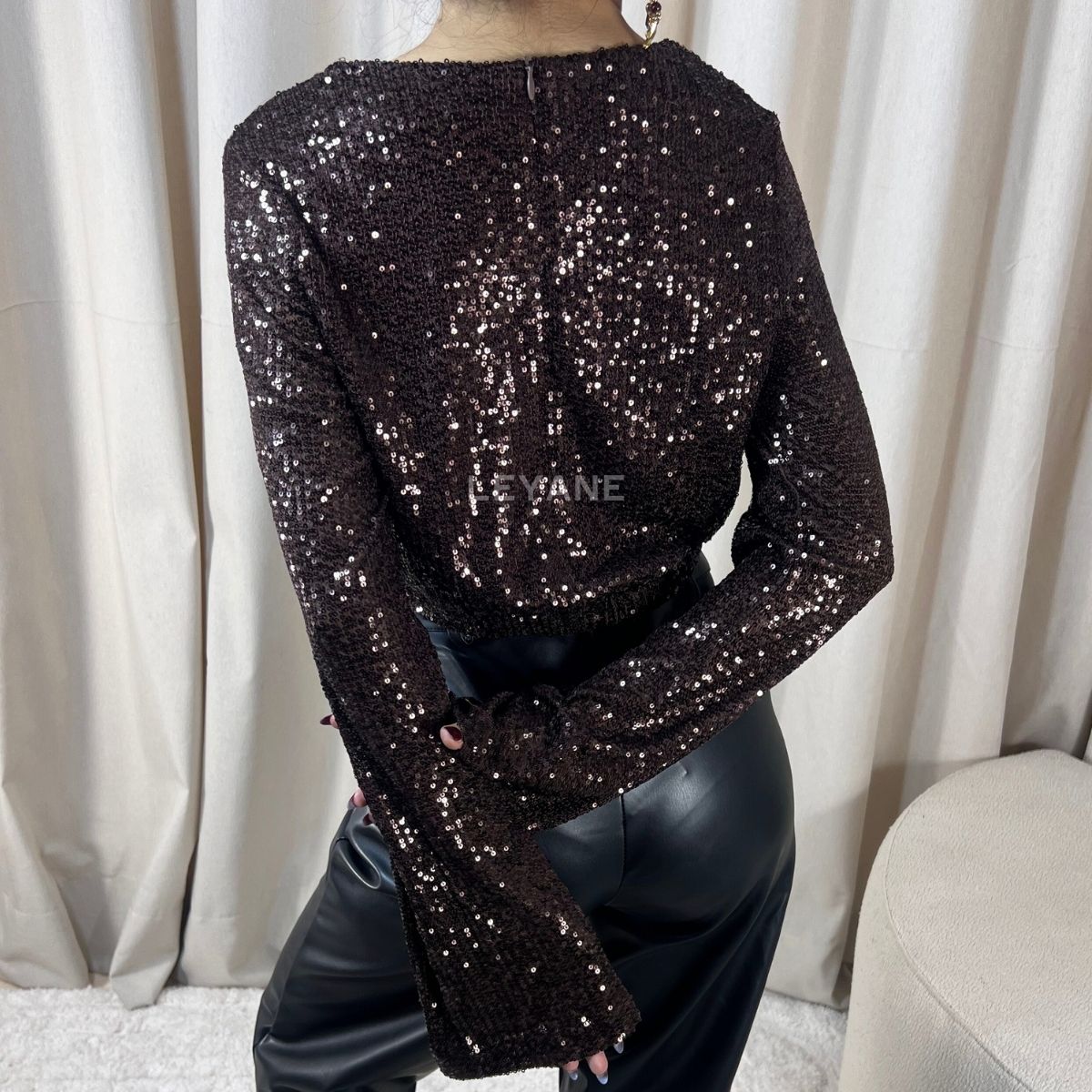 top femme, top soirée, top à sequins, top dos nu, top événement, top habillé, top chic, top élégant, top tendance, top en ligne, top noir, top marron, top brillant, top glamour, top court, top long, top ajusté, top moderne, top fashion, top party, top femme maroc, top maroc, top leyane, top leyane maroc, top marrakech, top casablanca, top rabat, top fes, top tanger, top agadir, outfit femme, outfit soirée, outfit chic, outfit for a date, ootd
