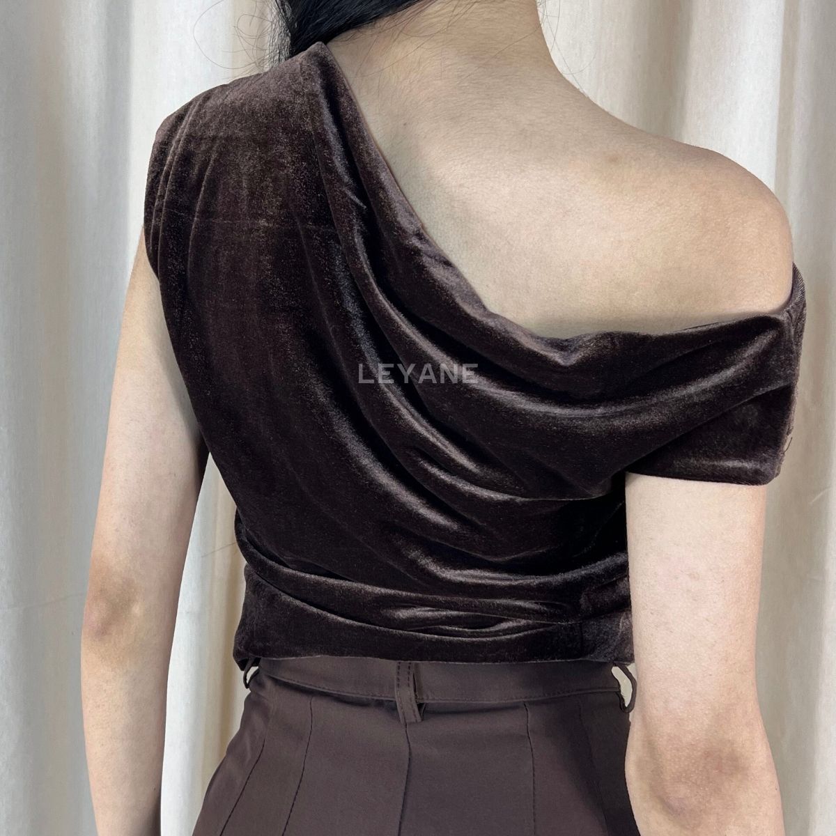 top femme, top soirée, top à sequins, top dos nu, top événement, top habillé, top chic, top élégant, top tendance, top en ligne, top noir, top marron, top brillant, top glamour, top court, top long, top ajusté, top moderne, top fashion, top party, top femme maroc, top maroc, top leyane, top leyane maroc, top marrakech, top casablanca, top rabat, top fes, top tanger, top agadir, outfit femme, outfit soirée, outfit chic, outfit for a date, ootd
 

