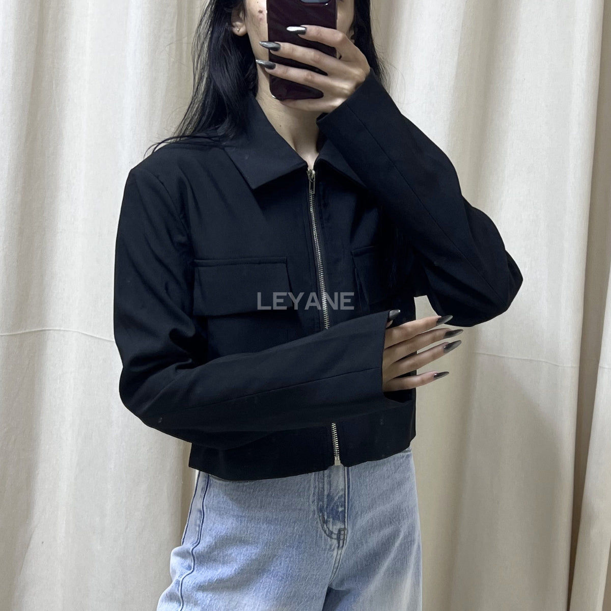 veste femme noire, veste zippée femme, veste chic femme, veste minimaliste, veste élégante femme, veste noire moderne, veste casual chic, veste avec poches femme, veste col classique femme, veste style moderne, veste élégante quotidienne, women black jacket, zip jacket women, minimalist jacket women.