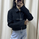 veste femme noire, veste zippée femme, veste chic femme, veste minimaliste, veste élégante femme, veste noire moderne, veste casual chic, veste avec poches femme, veste col classique femme, veste style moderne, veste élégante quotidienne, women black jacket, zip jacket women, minimalist jacket women.
