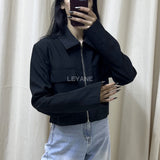 veste femme noire, veste zippée femme, veste chic femme, veste minimaliste, veste élégante femme, veste noire moderne, veste casual chic, veste avec poches femme, veste col classique femme, veste style moderne, veste élégante quotidienne, women black jacket, zip jacket women, minimalist jacket women.