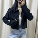 veste femme noire, veste zippée femme, veste chic femme, veste minimaliste, veste élégante femme, veste noire moderne, veste casual chic, veste avec poches femme, veste col classique femme, veste style moderne, veste élégante quotidienne, women black jacket, zip jacket women, minimalist jacket women.