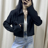 veste femme noire, veste zippée femme, veste chic femme, veste minimaliste, veste élégante femme, veste noire moderne, veste casual chic, veste avec poches femme, veste col classique femme, veste style moderne, veste élégante quotidienne, women black jacket, zip jacket women, minimalist jacket women.