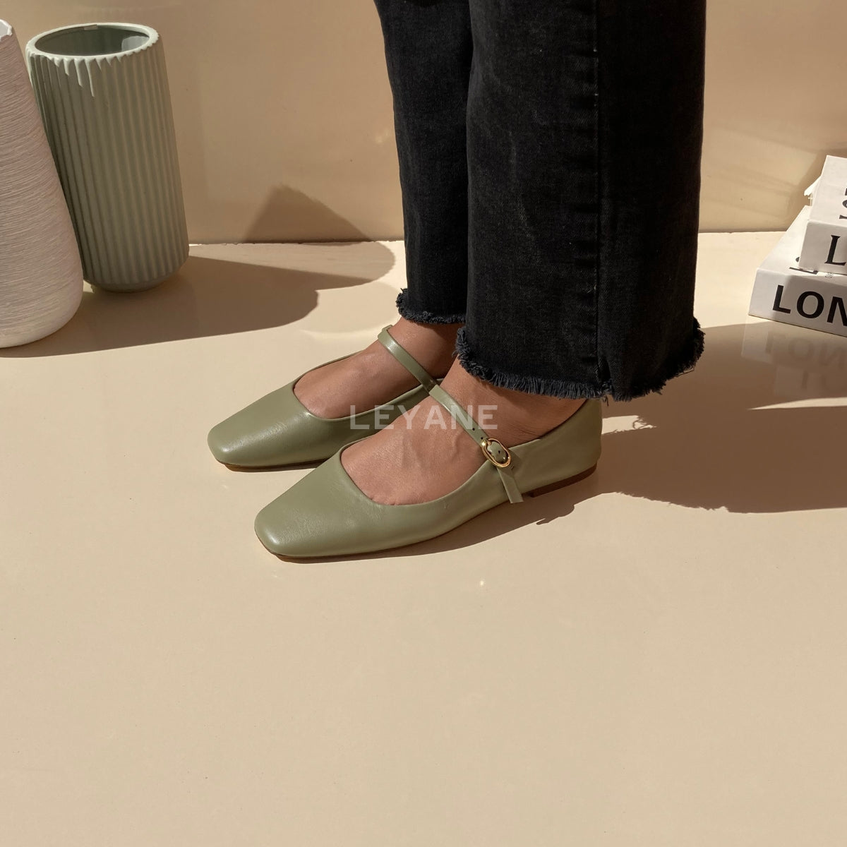 mocassin femme luxe, mocassins maroc, mocassins femme cuir , mocassin lora piana, mocassins casablanca, mocassin pour femme tendance,derbies femme, derbies femme maroc, derbies femme tamaris, derbies femme jonak,ballerine femme , ballerine femme confortable, ballerine tendance, ballerine chanel,
