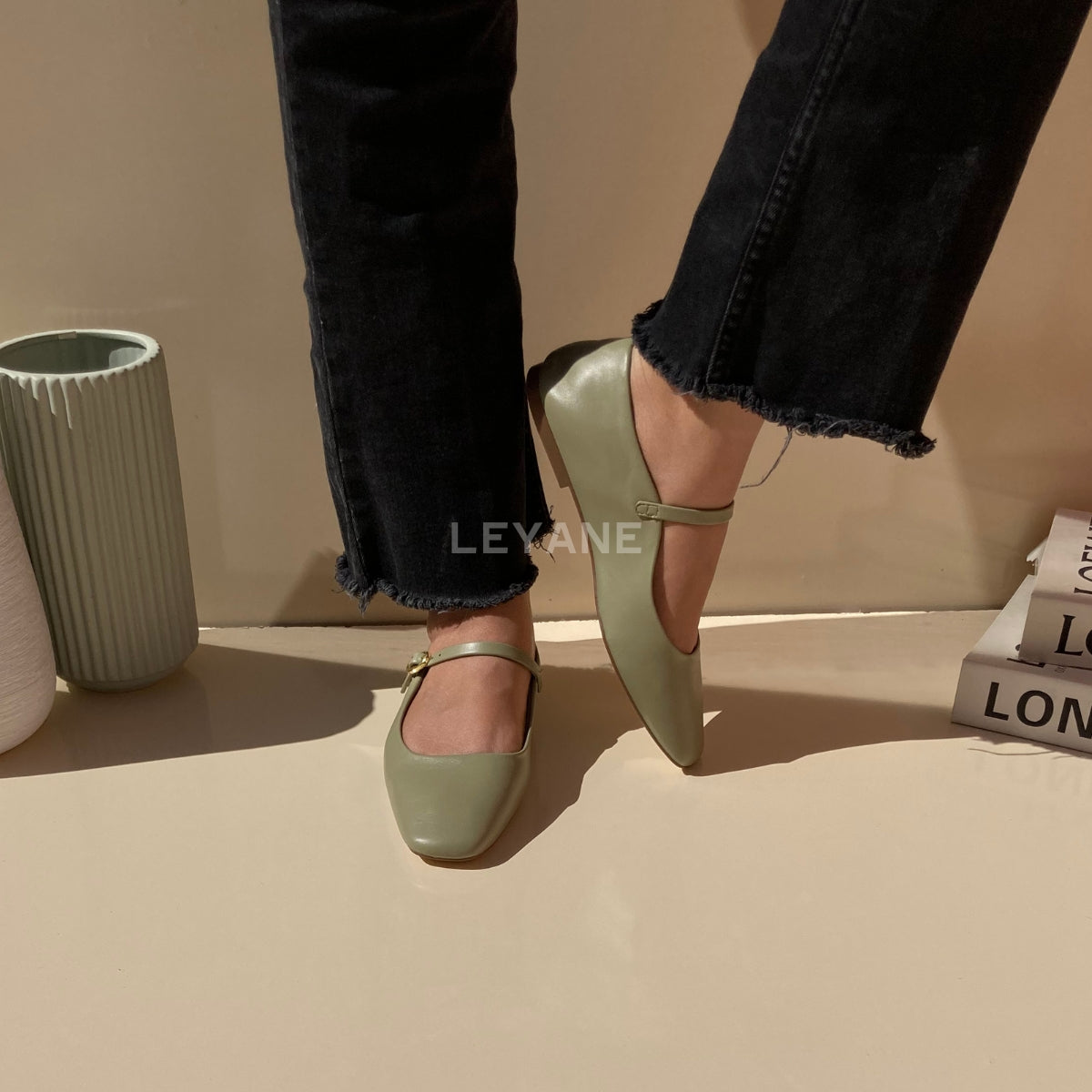 mocassin femme luxe, mocassins maroc, mocassins femme cuir , mocassin lora piana, mocassins casablanca, mocassin pour femme tendance,derbies femme, derbies femme maroc, derbies femme tamaris, derbies femme jonak,ballerine femme , ballerine femme confortable, ballerine tendance, ballerine chanel,
