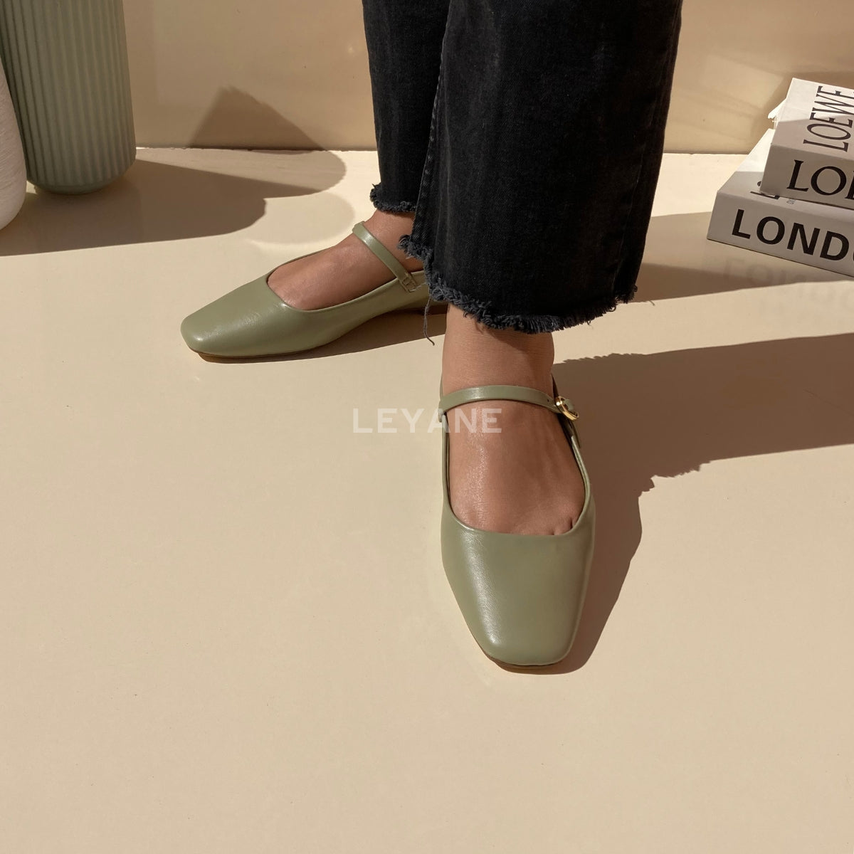 mocassin femme luxe, mocassins maroc, mocassins femme cuir , mocassin lora piana, mocassins casablanca, mocassin pour femme tendance,derbies femme, derbies femme maroc, derbies femme tamaris, derbies femme jonak,ballerine femme , ballerine femme confortable, ballerine tendance, ballerine chanel,
