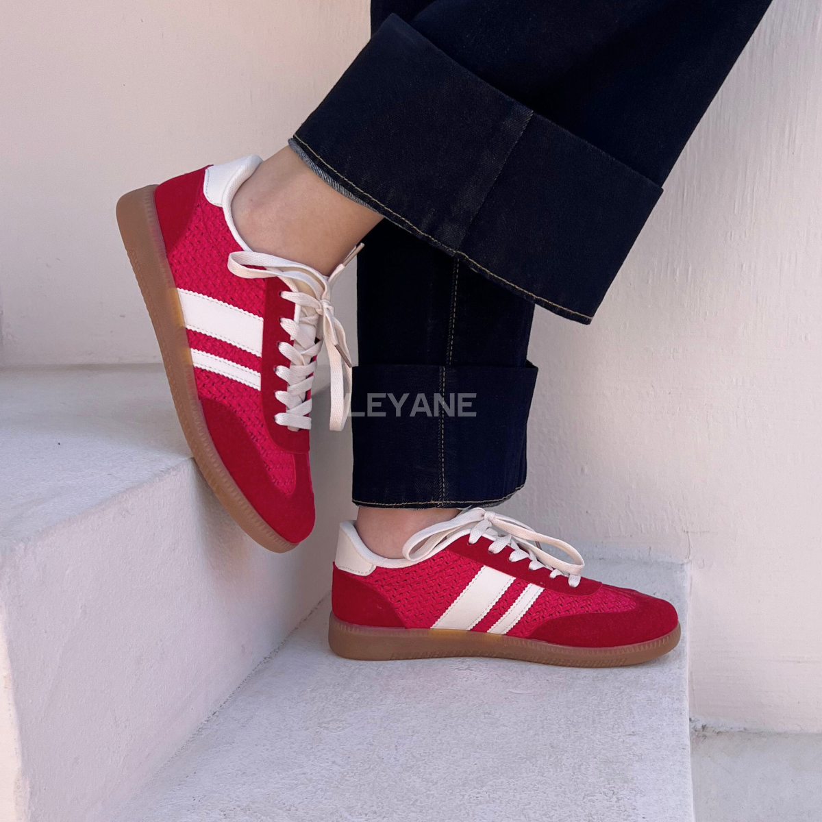 baskets femme, sneakers femme, baskets rétro, sneakers tendance, chaussures casual, baskets confortables, baskets toile, baskets suédine, sneakers été, chaussures femme mode, baskets stylées, sneakers vintage, baskets rouges, baskets beige, baskets blanches, chaussures streetwear, baskets légères