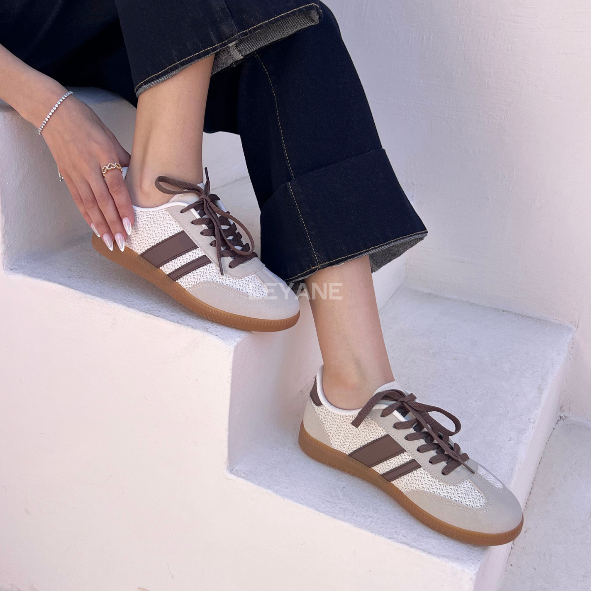 baskets femme, sneakers femme, baskets rétro, sneakers tendance, chaussures casual, baskets confortables, baskets toile, baskets suédine, sneakers été, chaussures femme mode, baskets stylées, sneakers vintage, baskets rouges, baskets beige, baskets blanches, chaussures streetwear, baskets légères