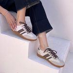 baskets femme, sneakers femme, baskets rétro, sneakers tendance, chaussures casual, baskets confortables, baskets toile, baskets suédine, sneakers été, chaussures femme mode, baskets stylées, sneakers vintage, baskets rouges, baskets beige, baskets blanches, chaussures streetwear, baskets légères