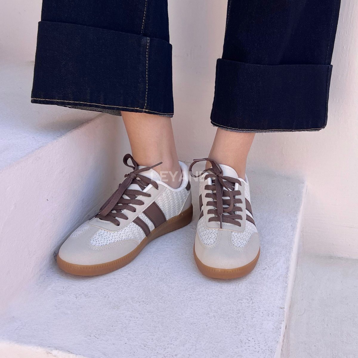 baskets femme, sneakers femme, baskets rétro, sneakers tendance, chaussures casual, baskets confortables, baskets toile, baskets suédine, sneakers été, chaussures femme mode, baskets stylées, sneakers vintage, baskets rouges, baskets beige, baskets blanches, chaussures streetwear, baskets légères