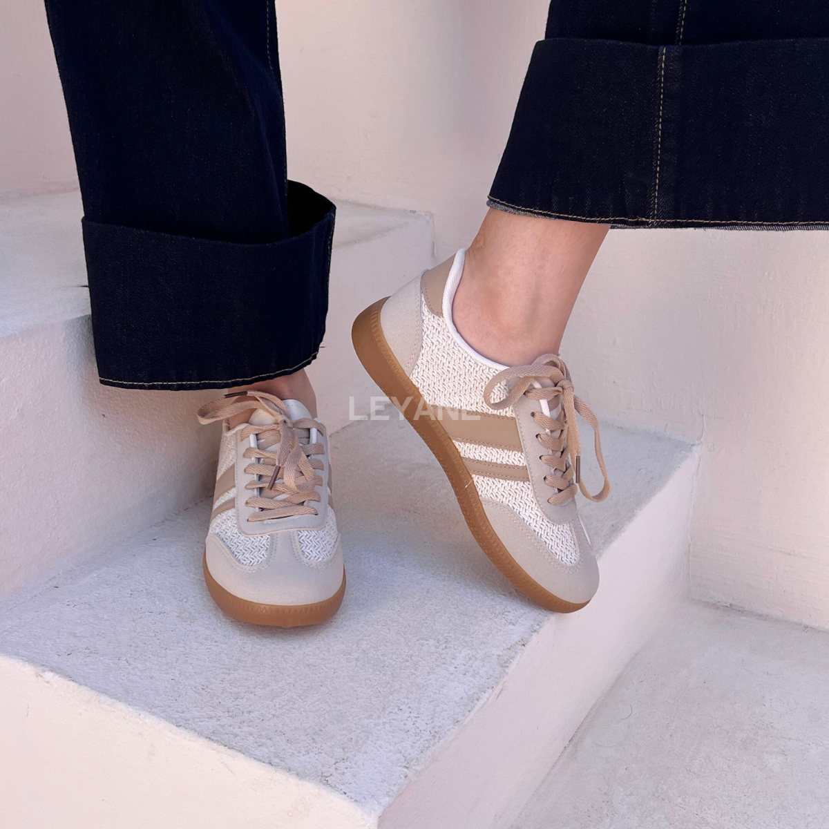 baskets femme, sneakers femme, baskets rétro, sneakers tendance, chaussures casual, baskets confortables, baskets toile, baskets suédine, sneakers été, chaussures femme mode, baskets stylées, sneakers vintage, baskets rouges, baskets beige, baskets blanches, chaussures streetwear, baskets légères