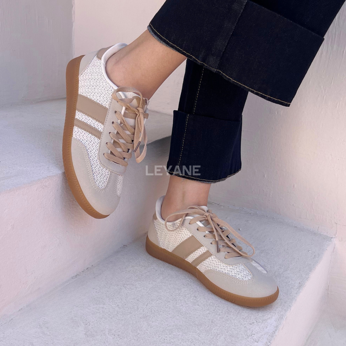 baskets femme, sneakers femme, baskets rétro, sneakers tendance, chaussures casual, baskets confortables, baskets toile, baskets suédine, sneakers été, chaussures femme mode, baskets stylées, sneakers vintage, baskets rouges, baskets beige, baskets blanches, chaussures streetwear, baskets légères